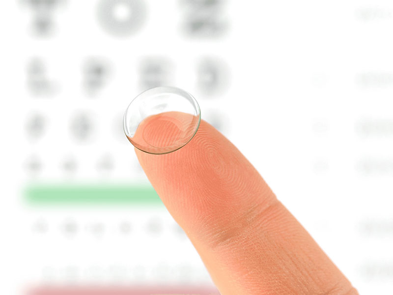 Eventos adversos durante el uso de lentes de contacto blandos en niños