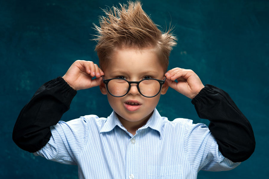Además de la corrección precisa de los errores de refracción, los lentes de contacto blandas (SCL) pueden proporcionar a los niños varios beneficios en comparación con las gafas, incluidas mejoras en la calidad de la visión, la autopercepción y la calidad de vida.