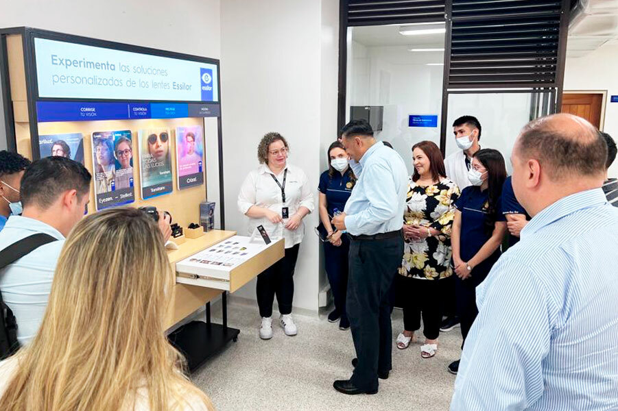 La compañía extendió un agradecimiento especial a la Universidad Santo Tomas de Bucaramanga, Colombia, Facultad de optometría, por permitir ser aliados en la formación de los futuros optómetras de Colombia.