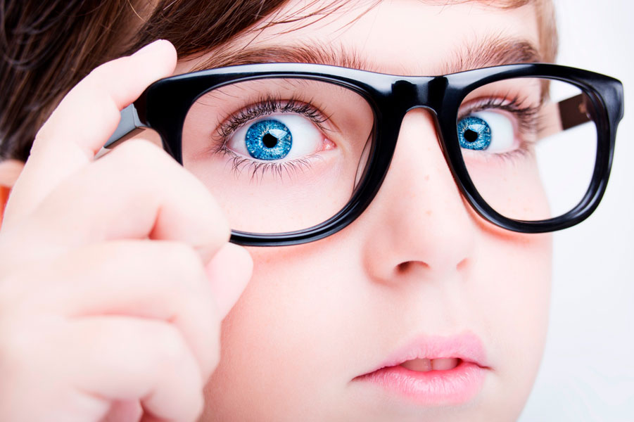 La miopía es una afección común entre niños y adolescentes que puede provocar enfermedades oculares graves en el futuro.