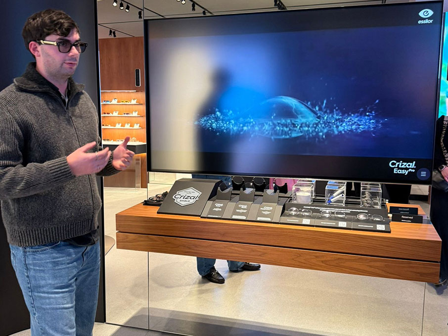 En el Tortona Vision Experience Center, Nicolás Barbier presentó la última innovación de Transitions, destacando cómo la tecnología ha llevado los lentes de ser estáticos a dinámicos, transformando por completo la experiencia visual.