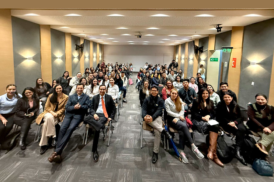 Tuvimos la oportunidad de cubrir y estar presente en la entrega oficial del VisiOffice 2 en la Universidad El Bosque, un equipo que Essilor-Luxottica ha facilitado para la formación clínica de los futuros optómetras.