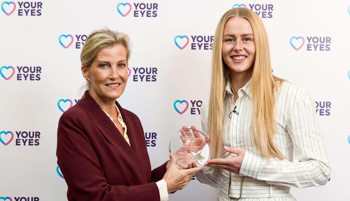 Hannah Hampton fue homenajeada por inspirar a otros al compartir su historia de salud ocular