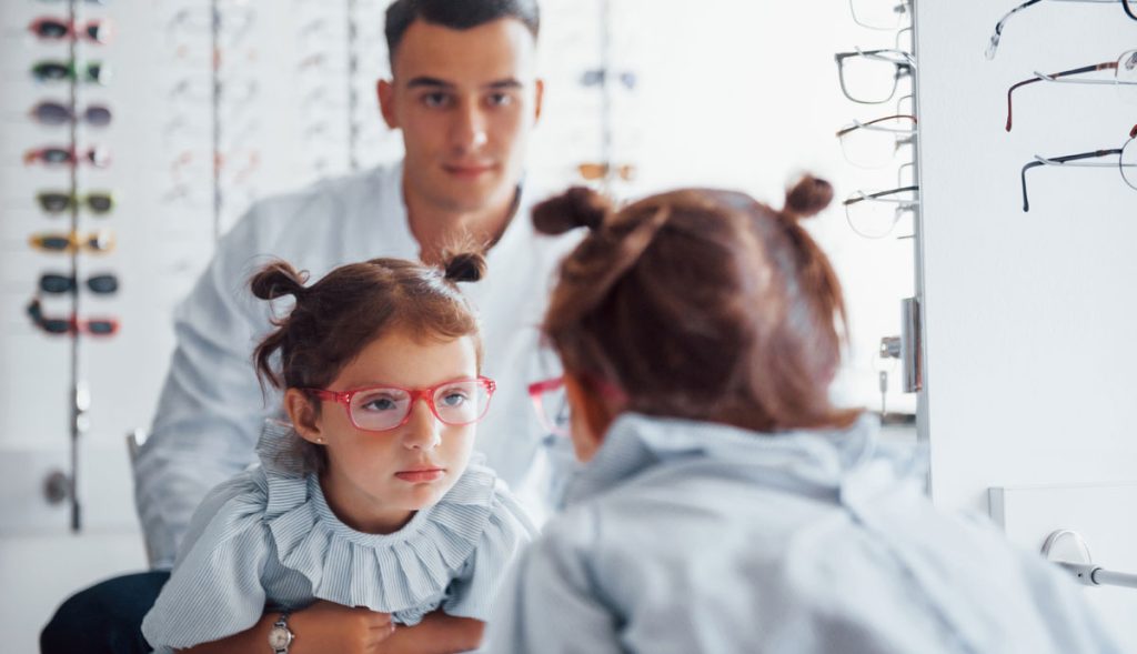 ¿Cómo tratar la miopía en niños con ambliopía y estrabismo?